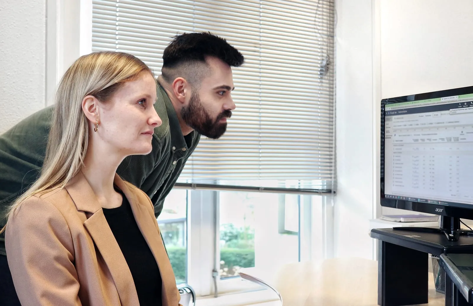 Anke en Edwin bespreken een dienst